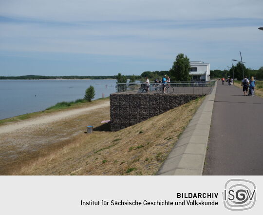 Aussichtsplattform am Ostufer des Cospudener Sees.