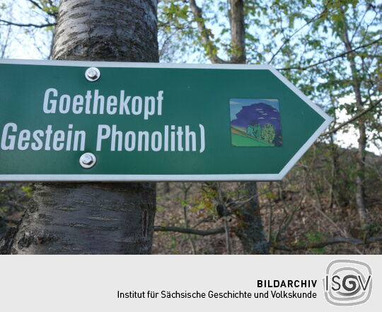 Wegweiser zum sogenannten Goethekopf, dem Nebengipfel des Großen Steins bei Spitzkunnersdorf.