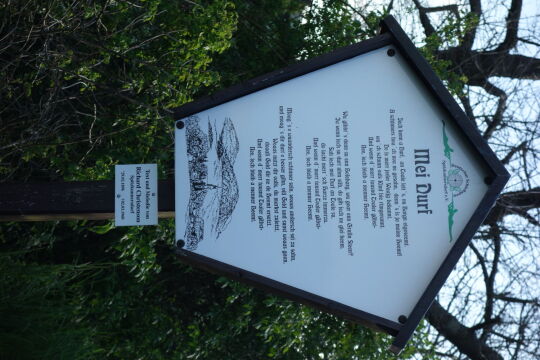 Infotafel am Aussichtspunkt Mei Durf unterhalb des Großen Steins bei Spitzkunnersdorf.