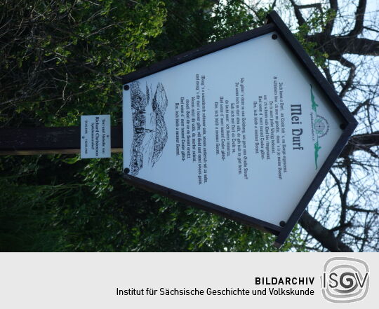 Infotafel am Aussichtspunkt Mei Durf unterhalb des Großen Steins bei Spitzkunnersdorf.