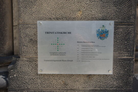Infotafel an der Trinitatiskirche in Riesa.