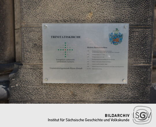 Infotafel an der Trinitatiskirche in Riesa.