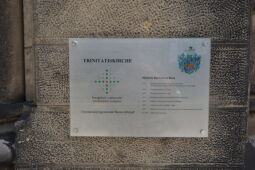 Infotafel an der Trinitatiskirche in Riesa.