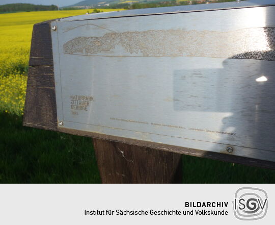 Infotafel am Aussichtspunkt Schau ins Land bei Spitzkunnersdorf.