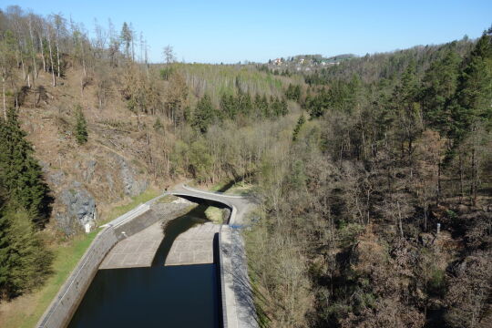 Blick auf den Grundablass der Talsperre Pöhl.
