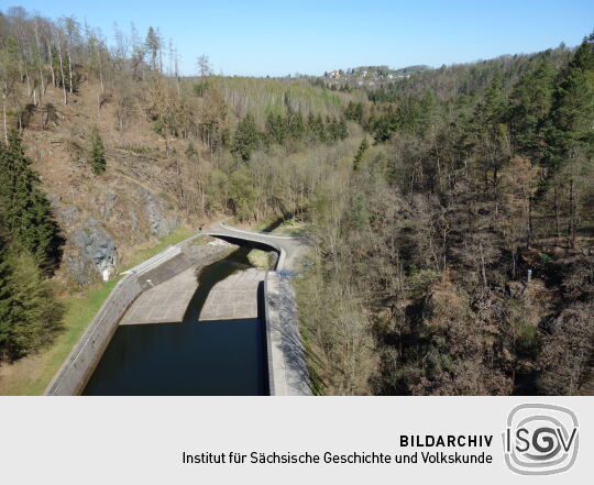 Blick auf den Grundablass der Talsperre Pöhl.