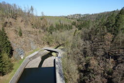 Blick auf den Grundablass der Talsperre Pöhl.