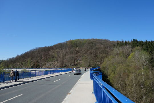 Die Straße auf der Staumauer der Talsperre Pöhl.