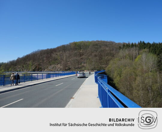 Die Straße auf der Staumauer der Talsperre Pöhl.