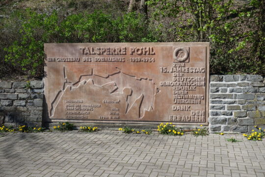 Erinnerungstafel zum Bau der Talsperre Pöhl.