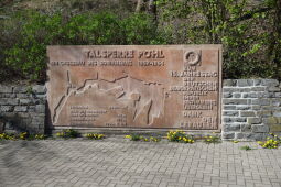 Erinnerungstafel zum Bau der Talsperre Pöhl.