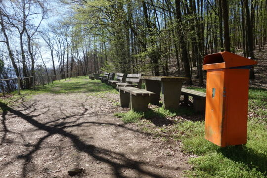 Aussichtspunkt am Eisenberg mit Ausblick über die Talsperre Pöhl.