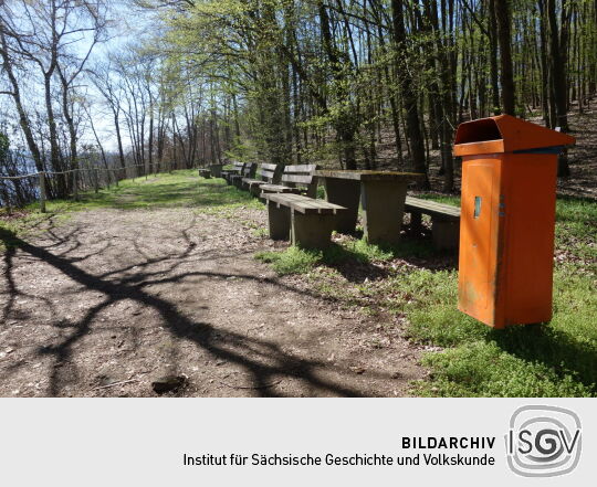 Aussichtspunkt am Eisenberg mit Ausblick über die Talsperre Pöhl.