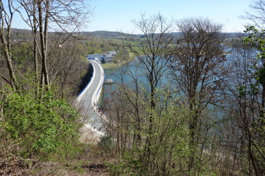 Ausblick über die Staumauer der Talsperre Pöhl.