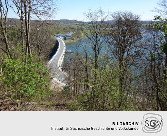 Ausblick über die Staumauer der Talsperre Pöhl.