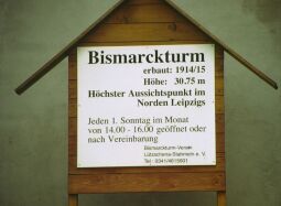 Bild: Infotafel am Bismarckturm in Lützschena-Stahmeln.