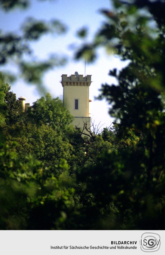Der Aussichtsturm der Friedensburg in Radebeul-Niederlößnitz