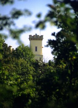 Bild: Der Aussichtsturm der Friedensburg in Radebeul-Niederlößnitz