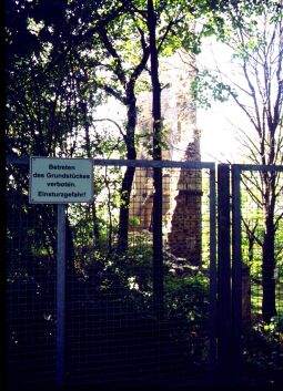 Infotafel an der Ruine des Tischer- oder Mäuseturms in Radebeul-Oberlößnitz.