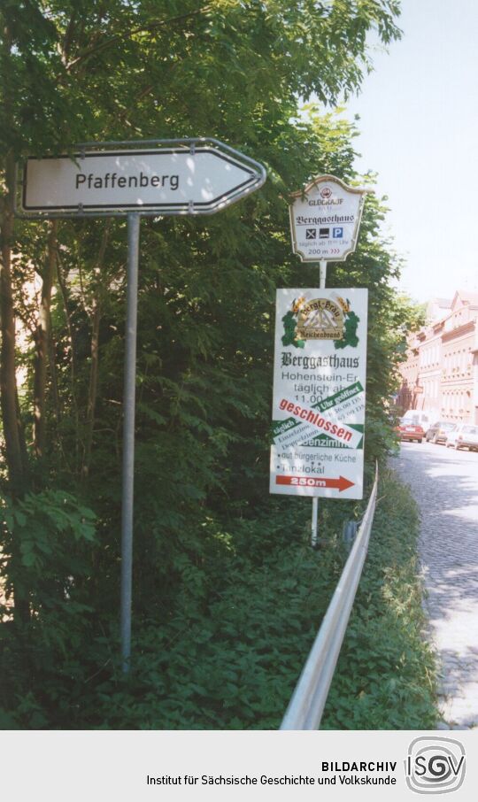 Wegweiser auf den Pfaffenberg in Hohenstein-Ernstthal mit Informationstafel über die Gaststätte.