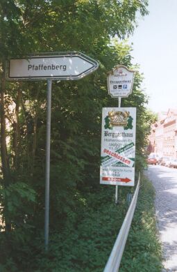 Wegweiser auf den Pfaffenberg in Hohenstein-Ernstthal mit Informationstafel über die Gaststätte.
