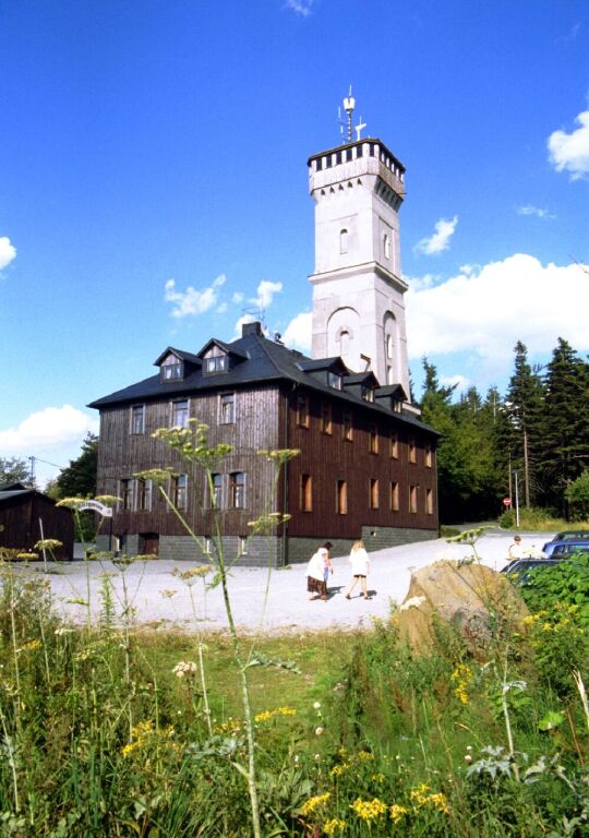 Der Aussichtsturm mit Gaststätte und Hotel auf dem Pöhlberg in Annaberg-Buchholz.