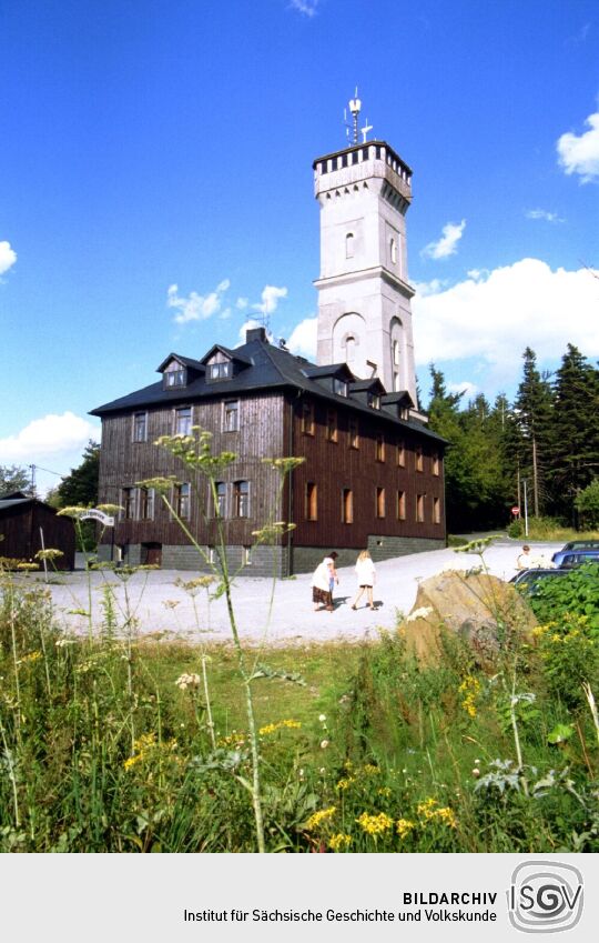 Der Aussichtsturm mit Gaststätte und Hotel auf dem Pöhlberg in Annaberg-Buchholz.