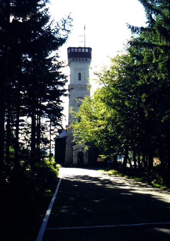 Der Aussichtsturm mit Gaststätte und Hotel auf dem Pöhlberg in Annaberg-Buchholz.