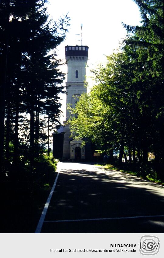 Der Aussichtsturm mit Gaststätte und Hotel auf dem Pöhlberg in Annaberg-Buchholz.