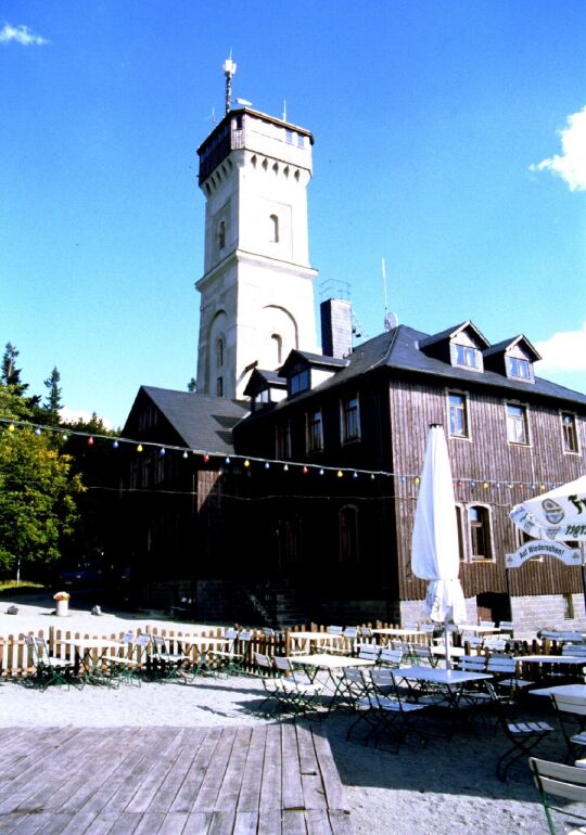 Der Aussichtsturm mit Gaststätte und Hotel auf dem Pöhlberg in Annaberg-Buchholz.