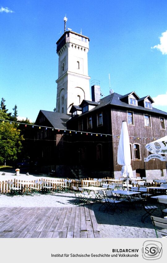 Der Aussichtsturm mit Gaststätte und Hotel auf dem Pöhlberg in Annaberg-Buchholz.