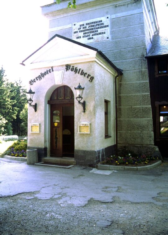 Der Eingangsbereich zu Gaststätte und Hotel mit Aussichtsturm auf dem Pöhlberg in Annaberg-Buchholz.