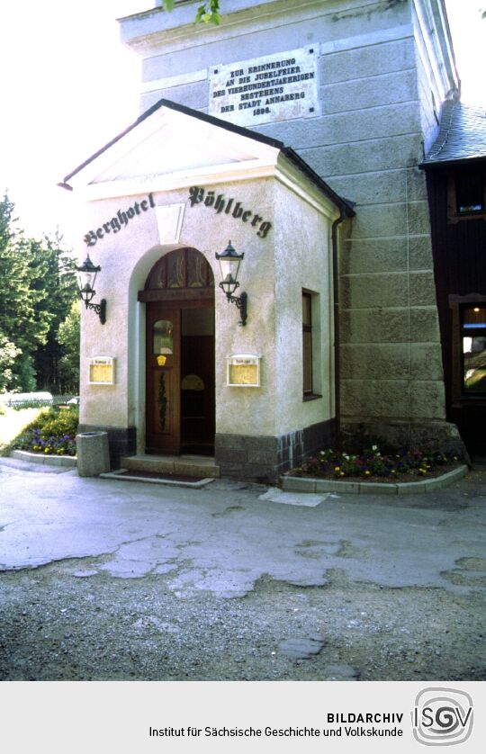 Der Eingangsbereich zu Gaststätte und Hotel mit Aussichtsturm auf dem Pöhlberg in Annaberg-Buchholz.