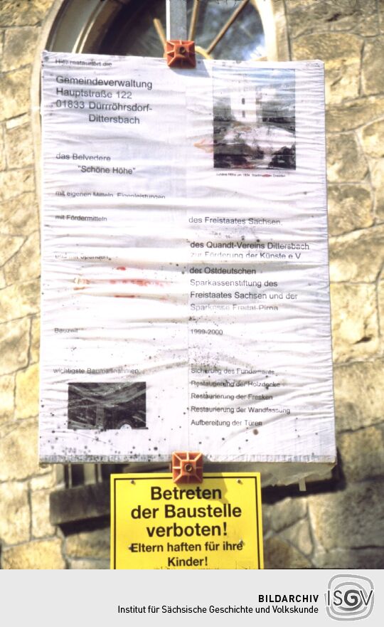 Bautafel an dem Gebäude auf der Schönen Höhe bei Dürrröhrsdorf-Dittersbach.