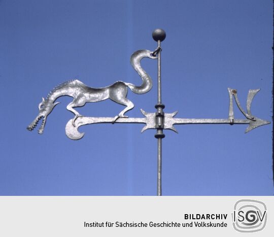 Wetterfahne auf dem Turm der Schönen Höhe bei Dürrröhrsdorf-Dittersbach.