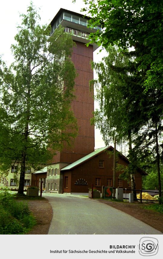 Der neue Aussichtsturm auf dem Spiegelwald im Erzgebirge.