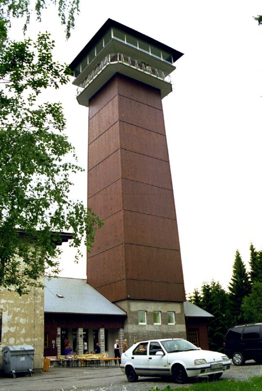 Der neue Aussichtsturm auf dem Spiegelwald im Erzgebirge.