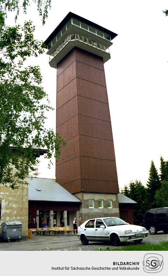 Der neue Aussichtsturm auf dem Spiegelwald im Erzgebirge.
