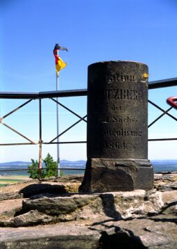 Die Vermessungssäule auf dem Oberoderwitzer Spitzberg.