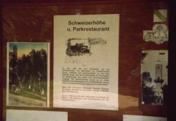 Bild: Infotafel am König-Albert-Turm auf der Schweizerhöhe in Weinböhla.