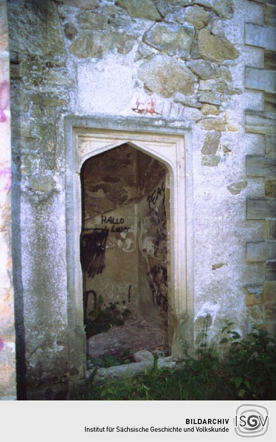 Der Zugang zum ruinösen Turm Otto’s Eck im Gutspark in Dippoldiswalde-Naundorf.