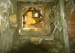 Blick in die Turmruine von Otto’s Eck im Gutspark in Dippoldiswalde-Naundorf.