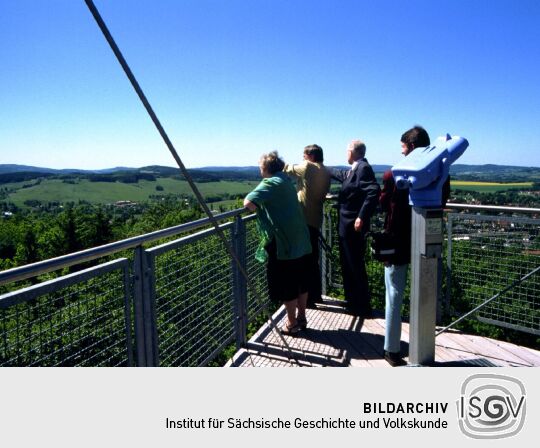 Auf der Plattform des Aussichtsturms auf dem Schlechteberg von Ebersbach.