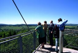 Auf der Plattform des Aussichtsturms auf dem Schlechteberg von Ebersbach.