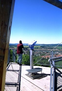 Auf der Plattform des Aussichtsturms auf dem Schlechteberg von Ebersbach.