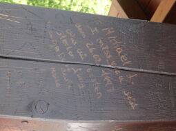 Inschriften am Aussichtsturm Zum Fernblick in Zwickau-Marienthal, der bis 2019 stand.