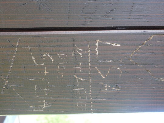 Inschriften am Aussichtsturm Zum Fernblick in Zwickau-Marienthal, der bis 2019 stand.