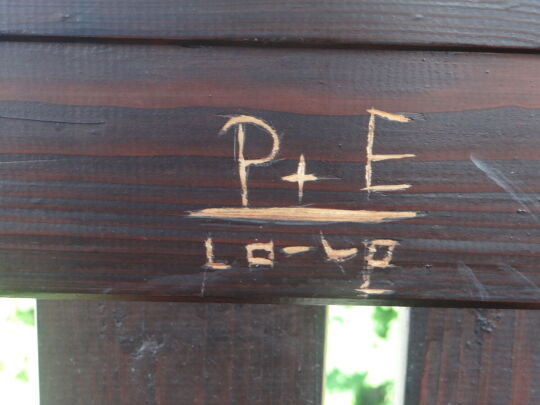 Inschriften am Aussichtsturm Zum Fernblick in Zwickau-Marienthal, der bis 2019 stand.