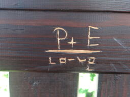 Inschriften am Aussichtsturm Zum Fernblick in Zwickau-Marienthal, der bis 2019 stand.