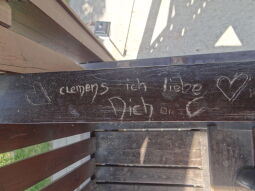 Inschriften am Aussichtsturm Zum Fernblick in Zwickau-Marienthal, der bis 2019 stand.